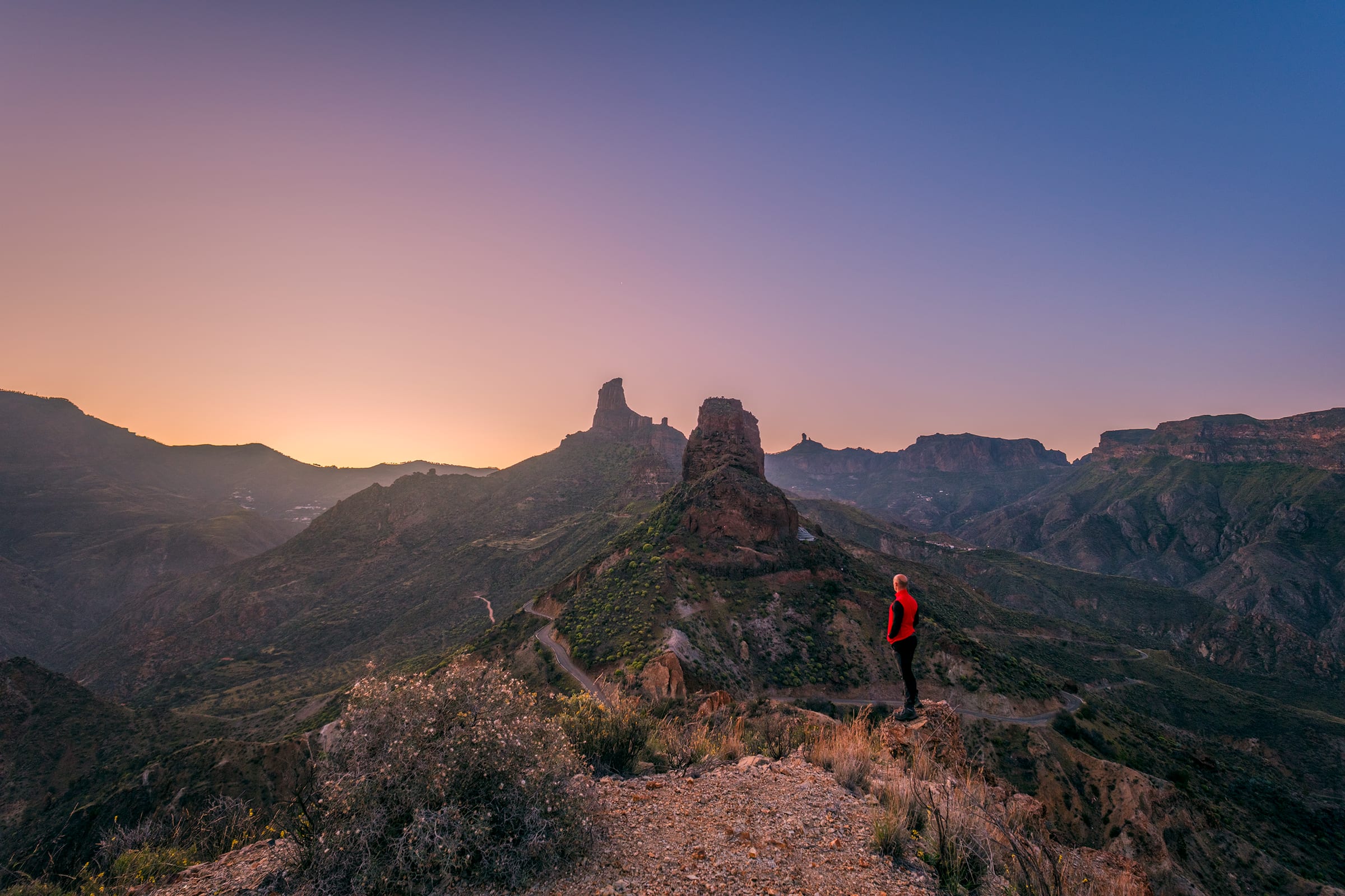 El Roque de Cuevas del Rey, Bentayga y Roque Nublo se iluminan con el amanecer