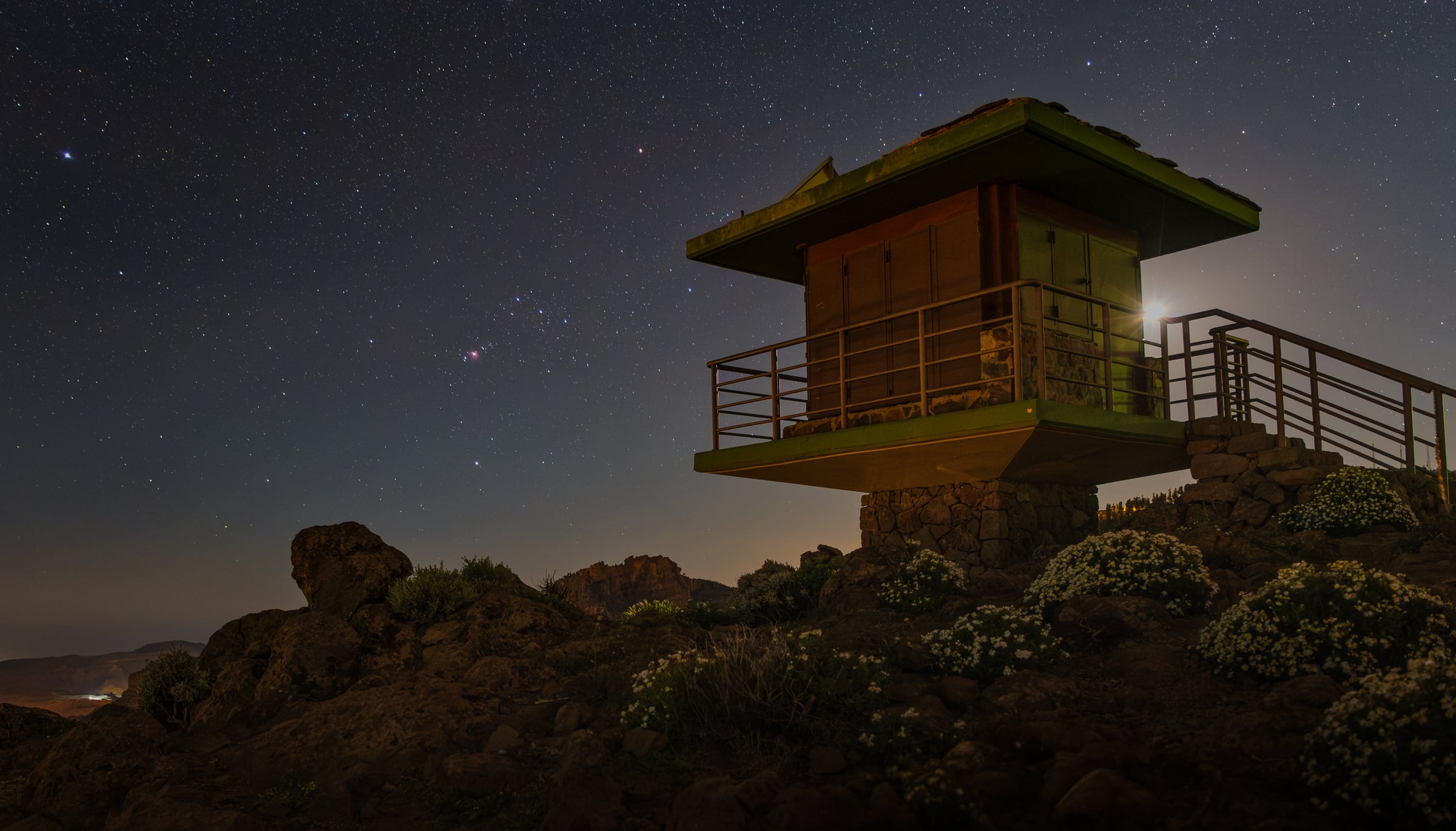 Orión a la derecha y Luna a la izquierda de la Caseta Forestal del Pico de la Gorra