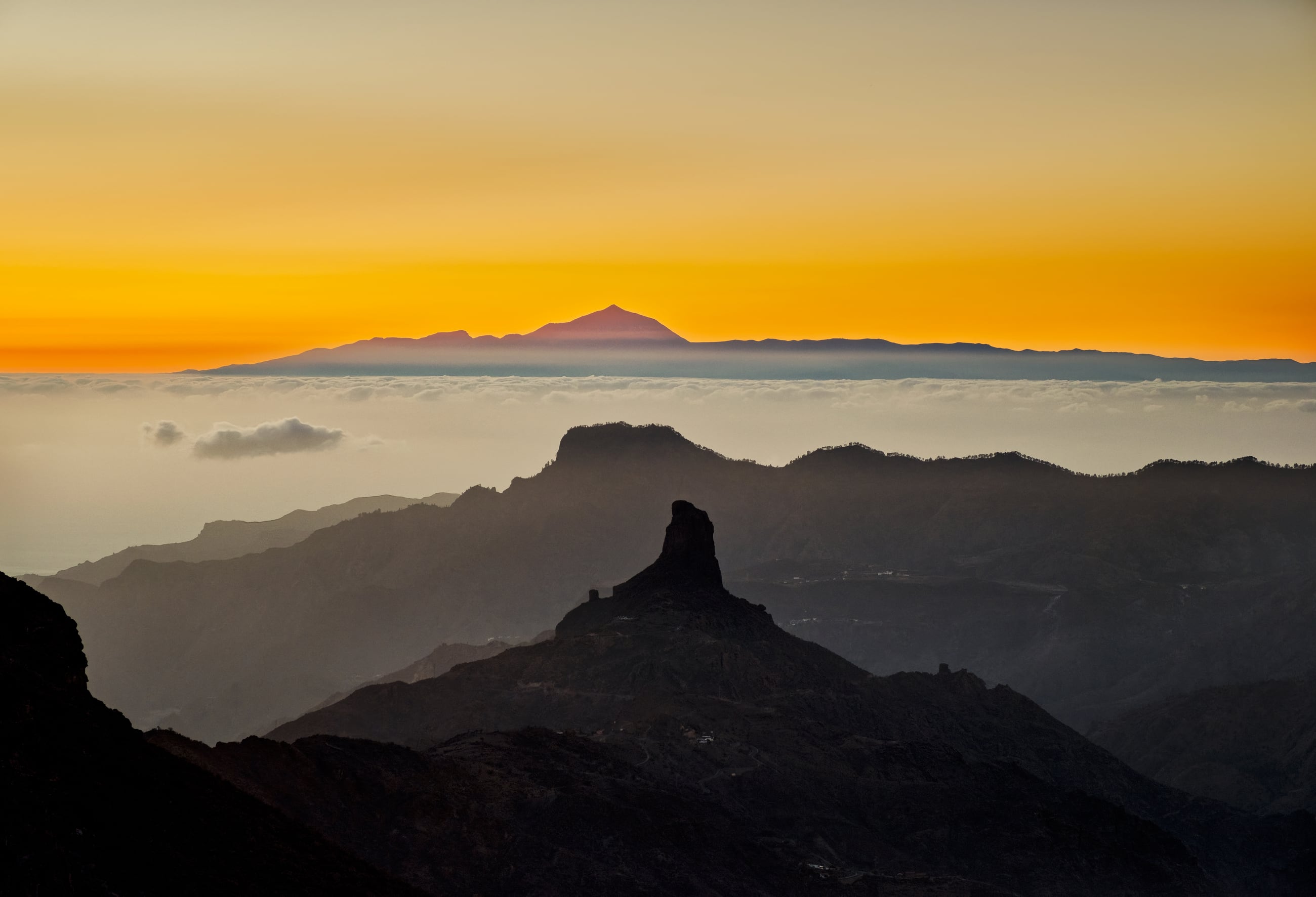 Roque Bentayga, Montaña Altavista, mar de nubes y Teide