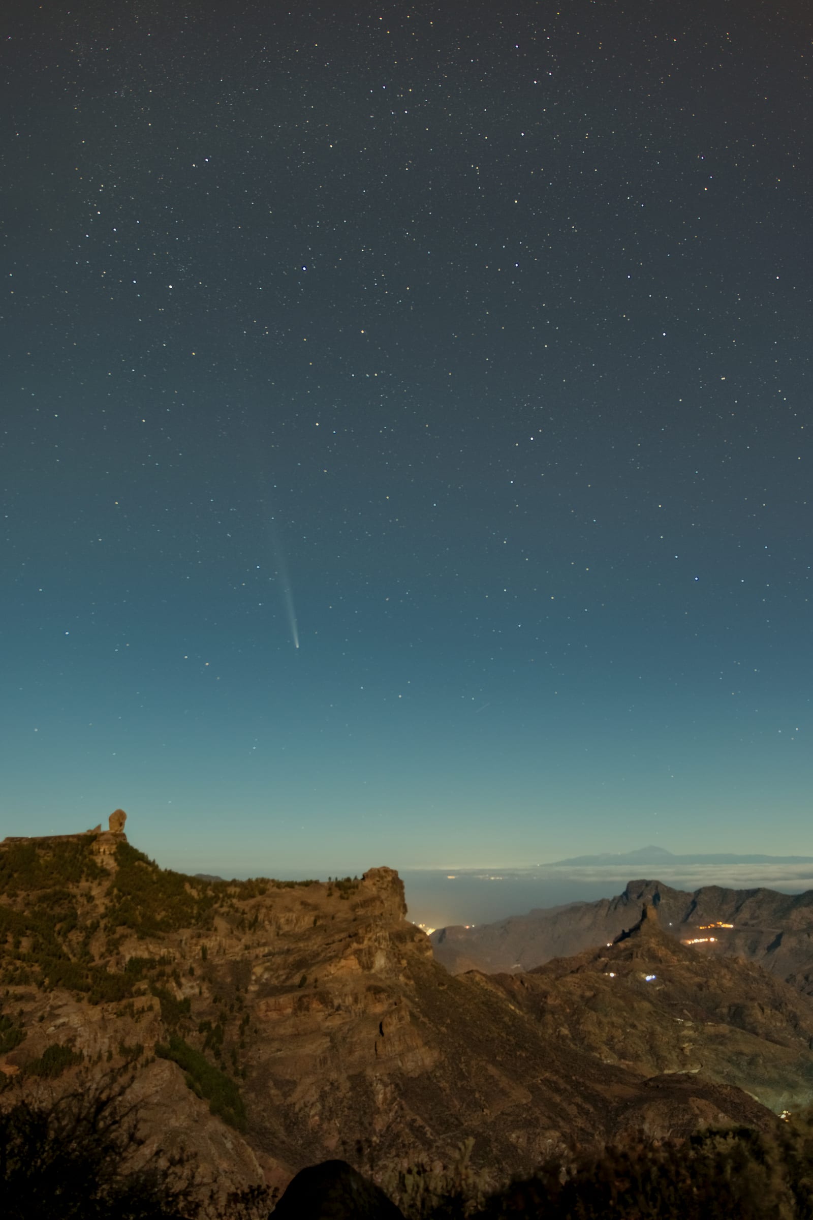 Cometa Tsuchinshan–ATLAS y salida de la Luna sobre el Roque Nublo, Teide y Bentayga