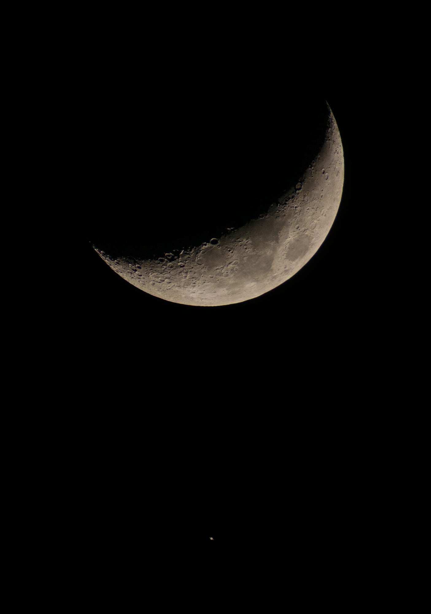 Conjunción de la Luna creciente y Saturno sobre Gran Canaria