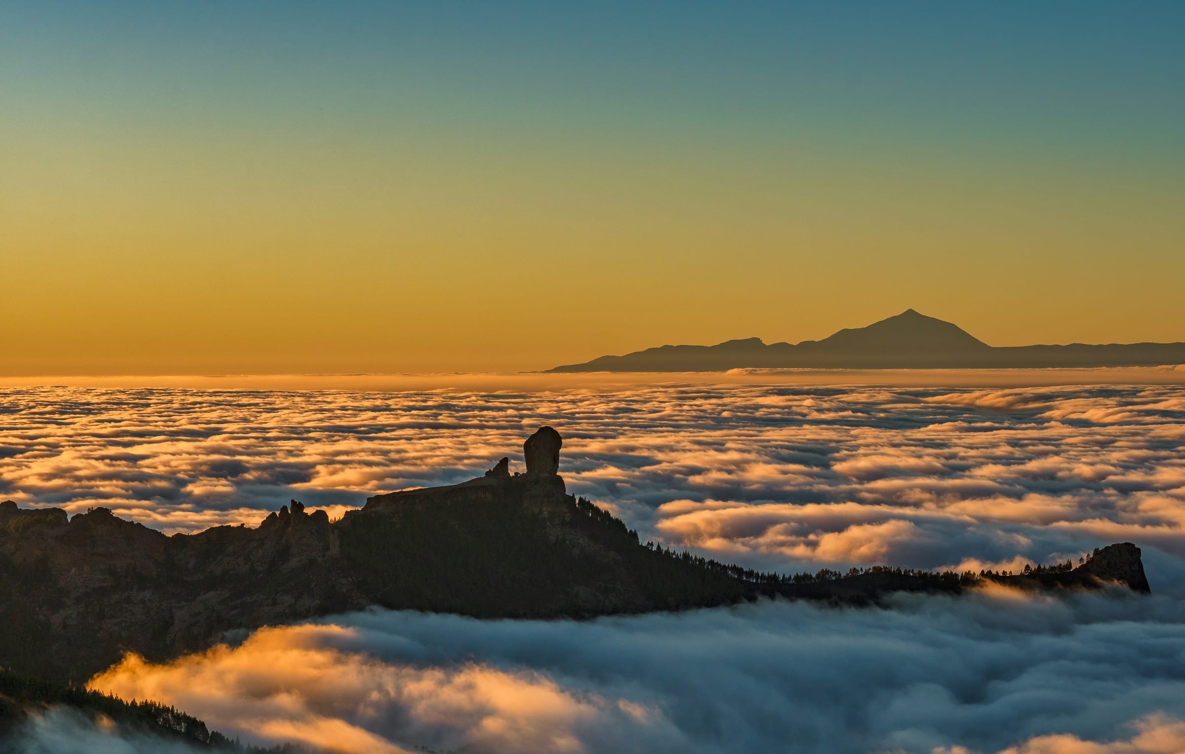 Mar de nubes desde el Pico de las Nieves con El Roque Nublo y el Teide