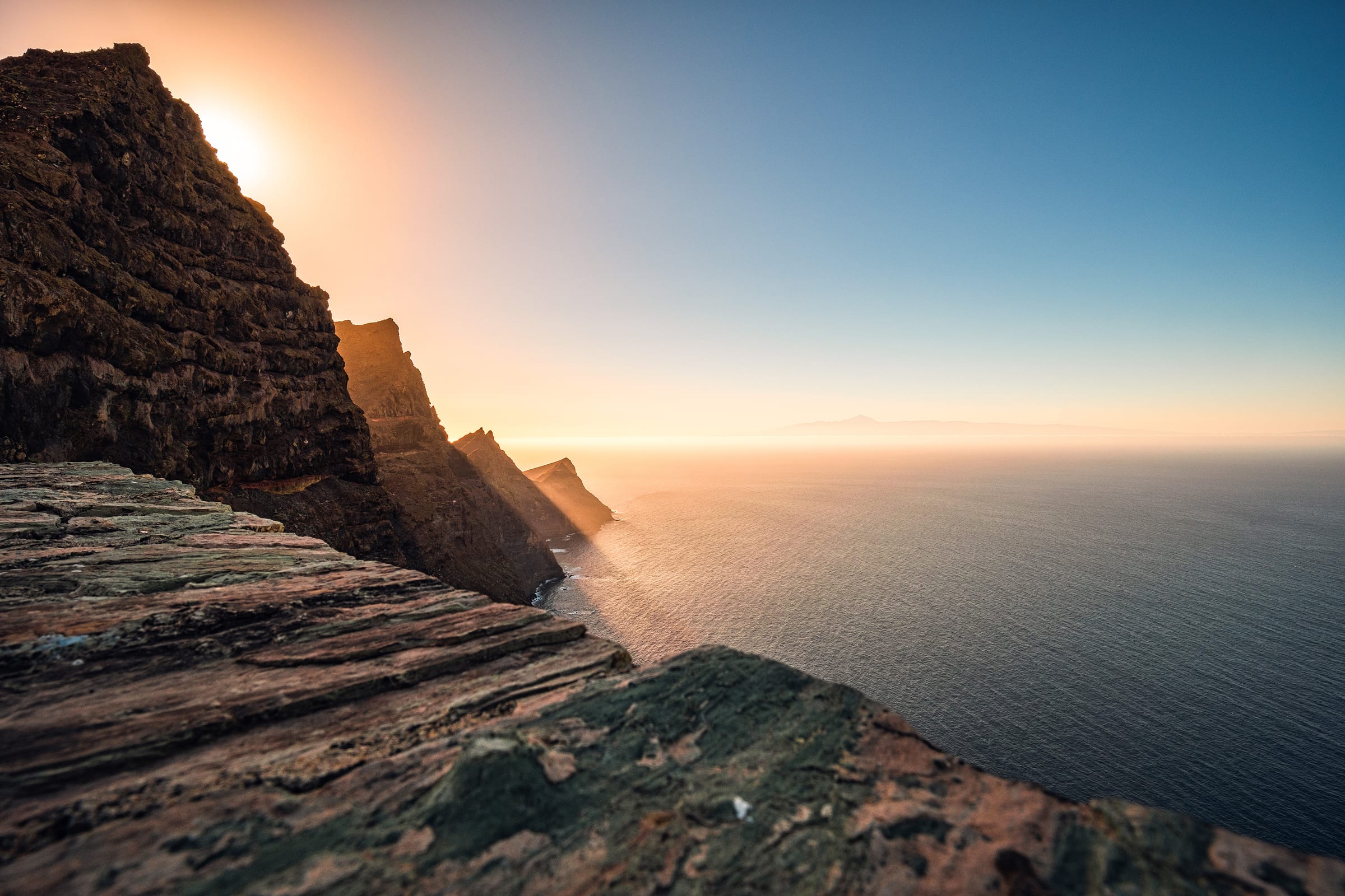 Rayos de sol cruzan la cola de dragón en el Mirador del Balcón