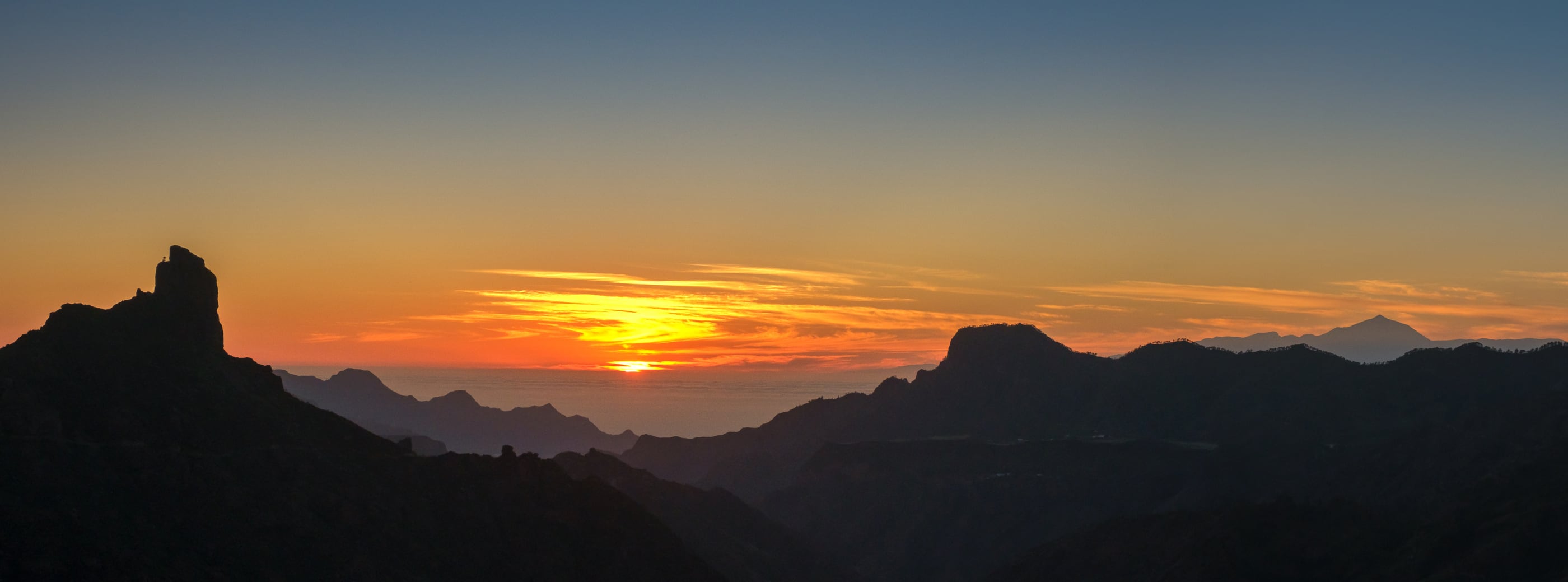 El Bentayga con el sol y el Teide al fondo. Panorámica