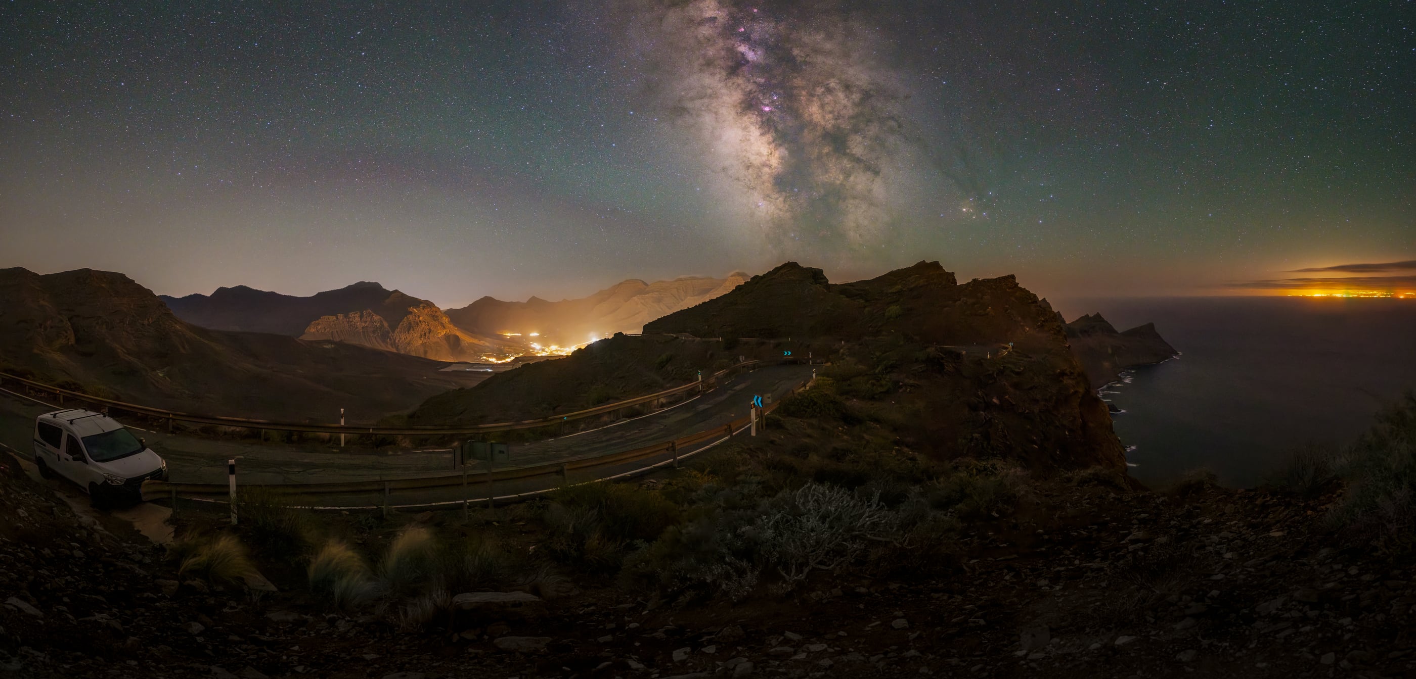 Vía Láctea Vertical sobre la cola de dragón y airglow verde