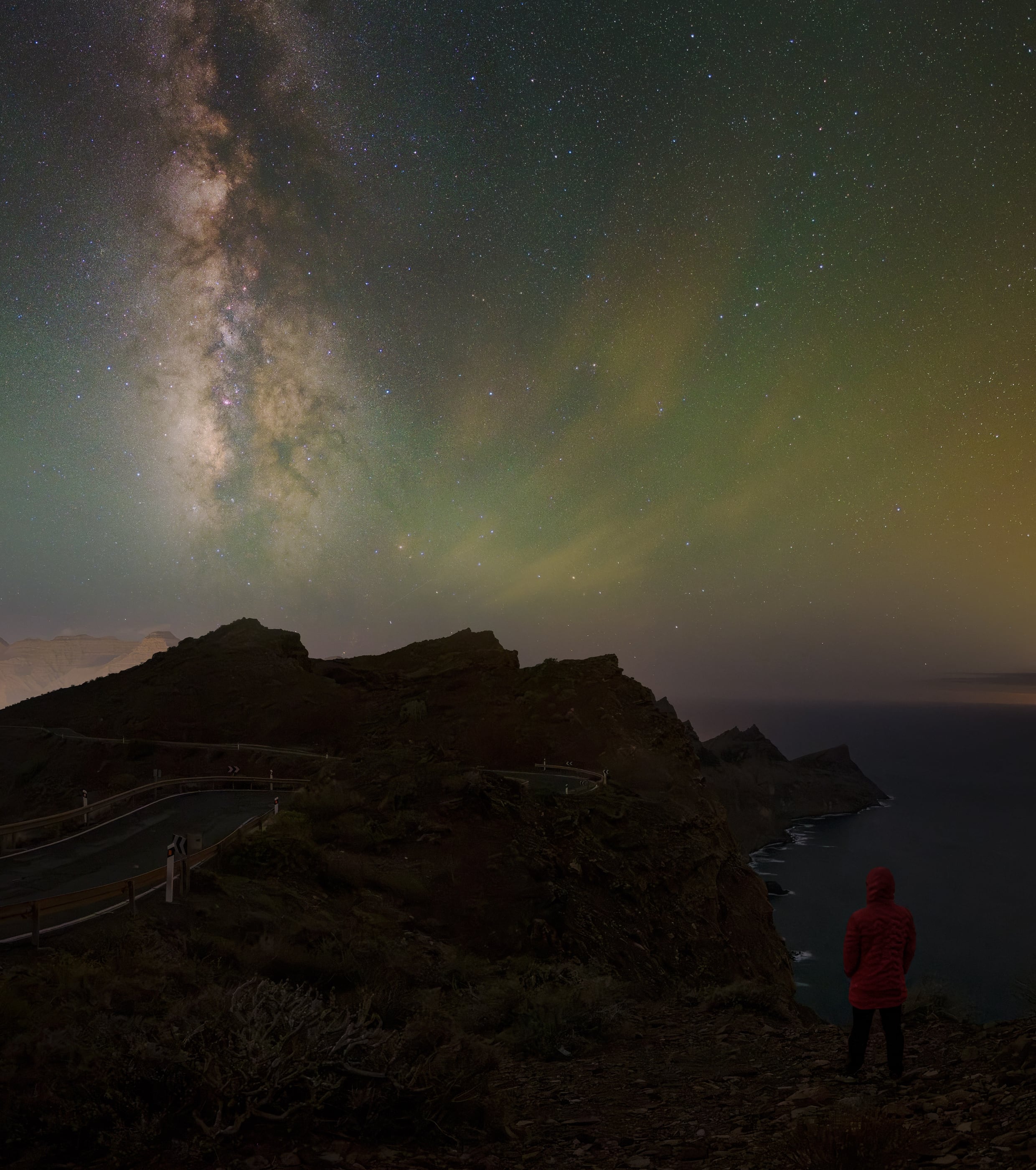 Vía Láctea y airglow verde sobre la cola de Dragón
