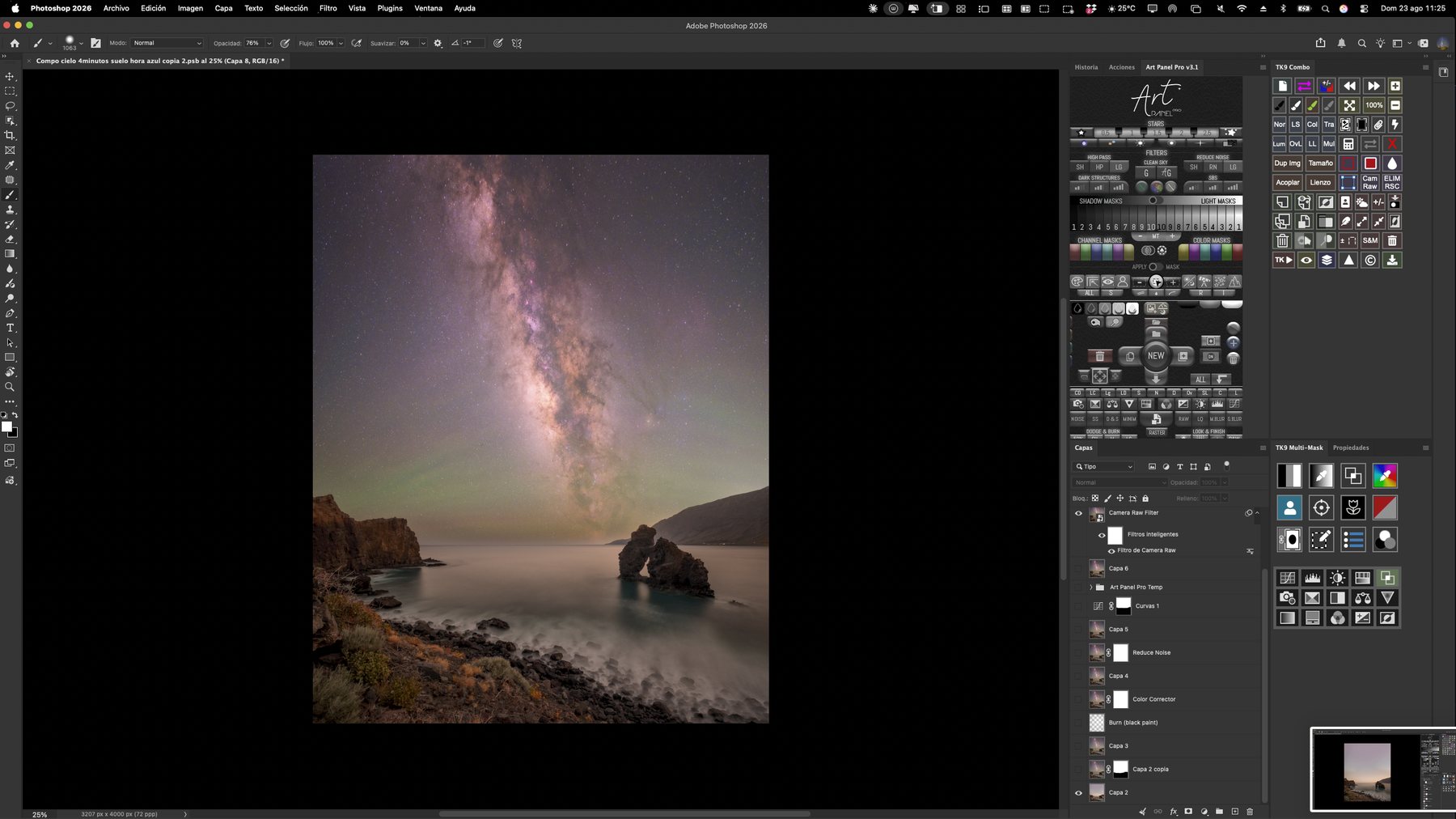 Interfaz completa de Adobe Photoshop durante el revelado de una fotografía de la Vía Láctea, con los paneles Art Panel Pro y TK y la pila de capas