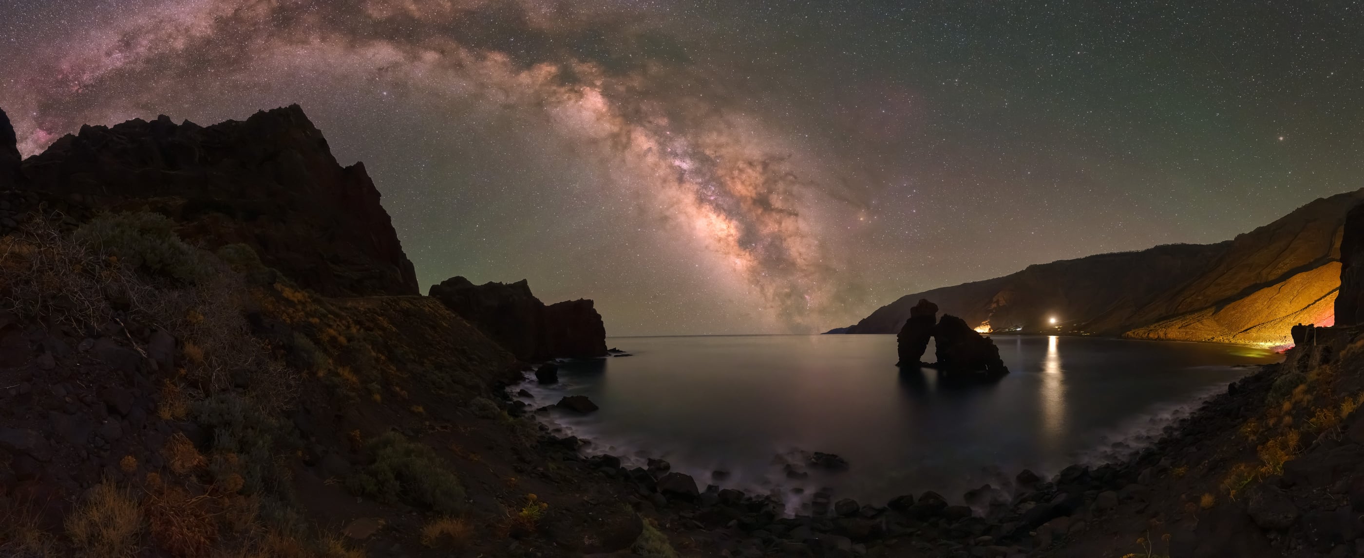 Arco de la Vía Láctea sobre el Roque de la Bonanza, El Hierro