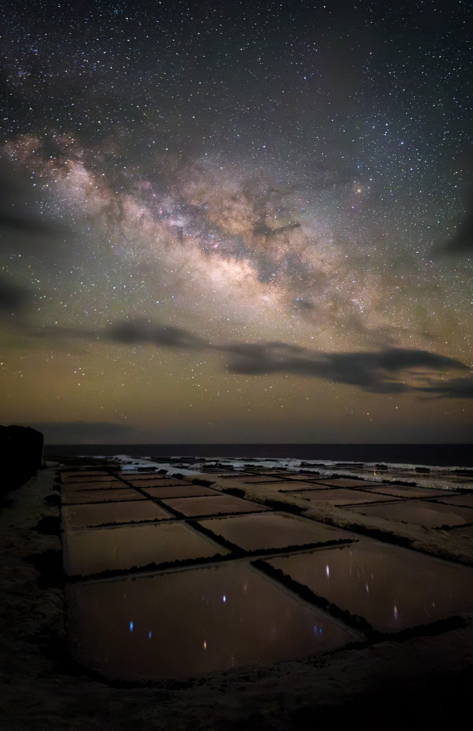 Vía Láctea sobre las salinas de Fuencaliente y reflejos de las estrellas en el agua