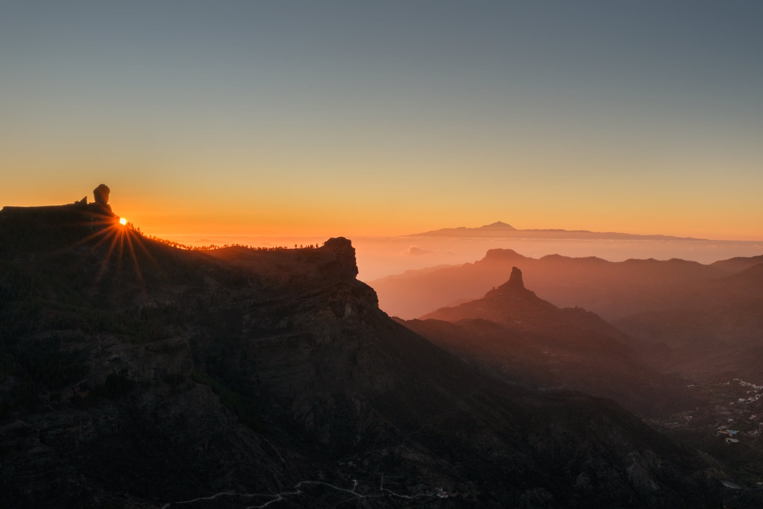 Sol en estrella sobre el Roque Nublo, Bentayga y Montaña Altavista