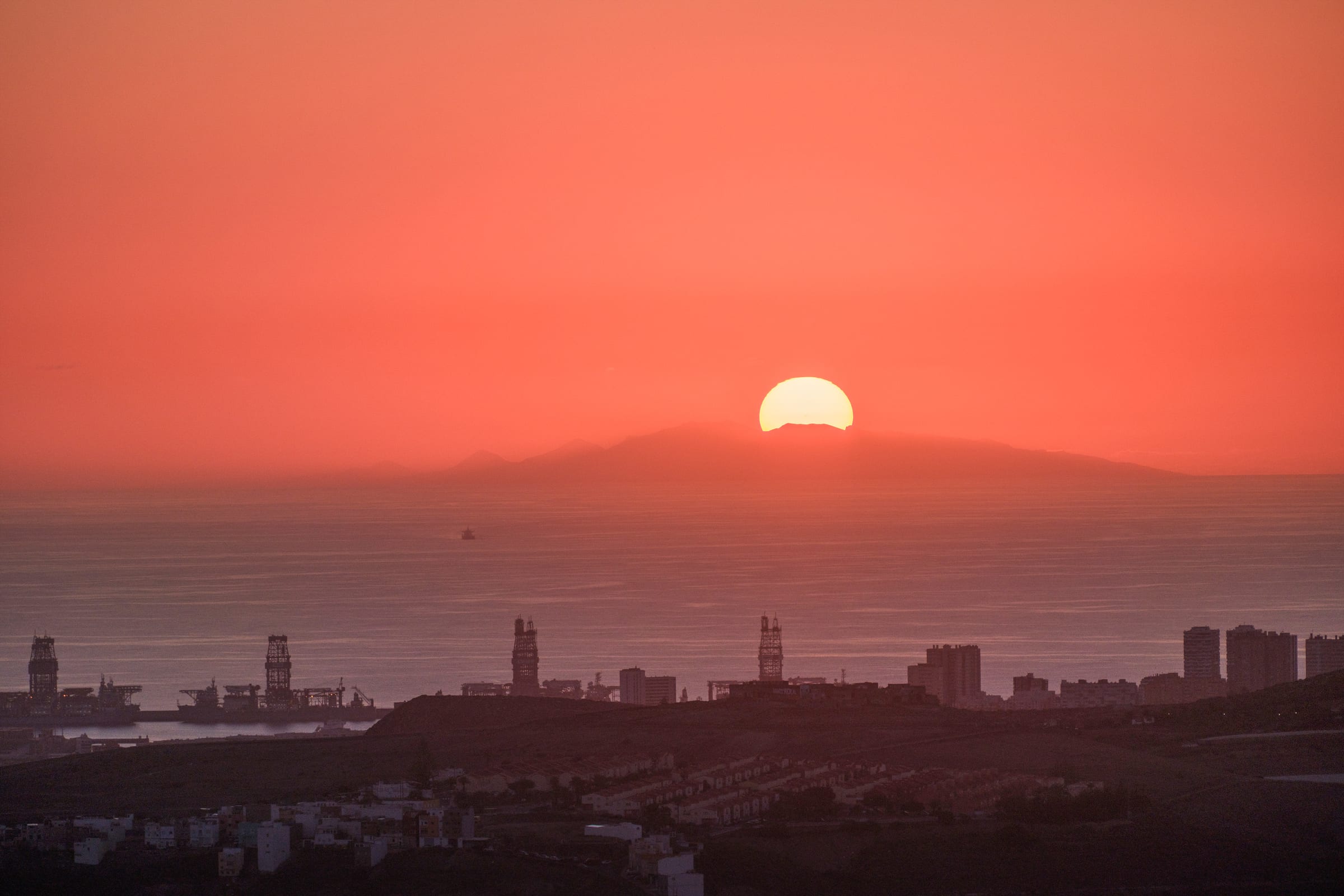 Sol saliendo detrás del Macizo de Jandía, en Fuerteventura, visto desde la Montaña de Arucas