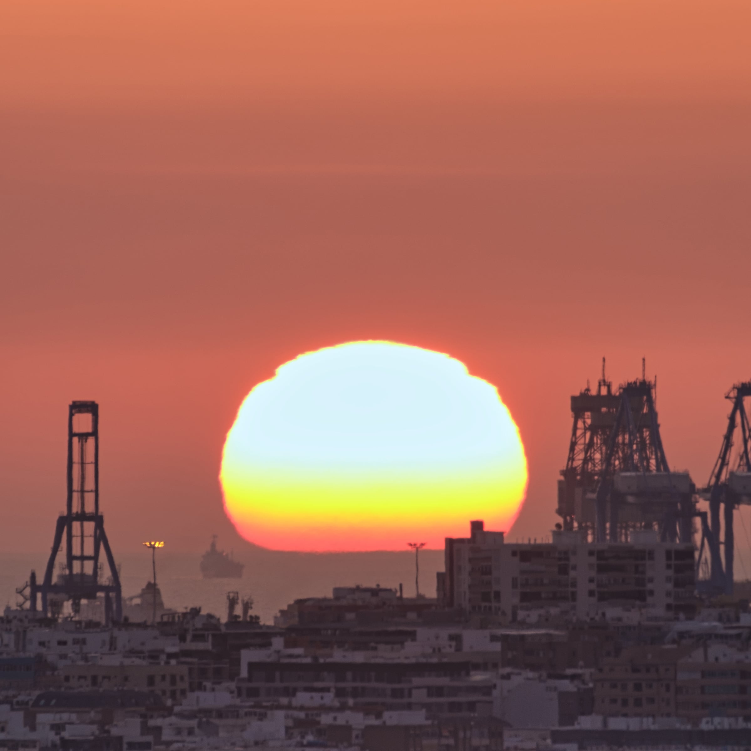 Refracción solar sobre el Puerto de la Luz y de Las Palmas