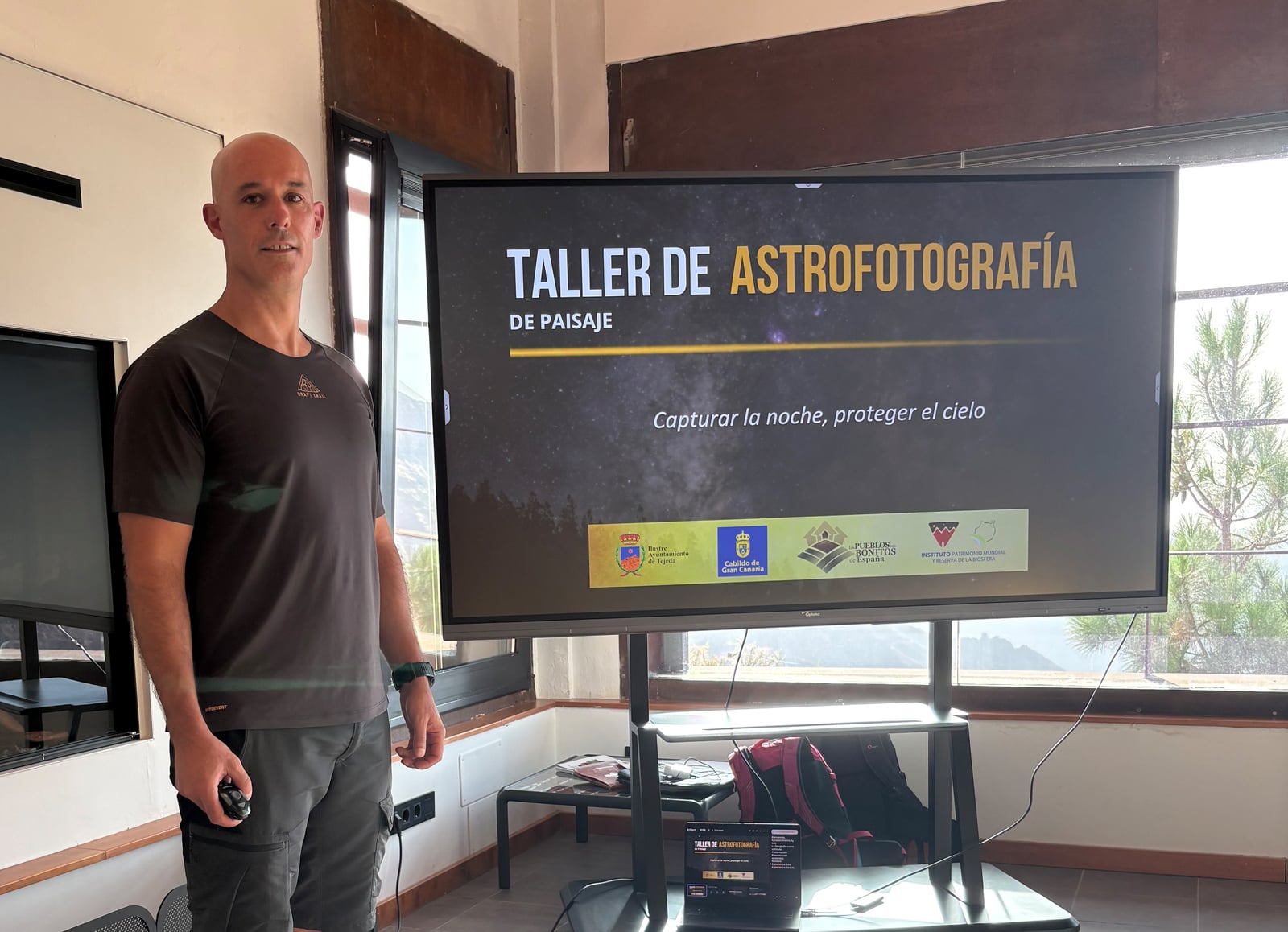 Iván Cárdenes durante el taller de astrofotografía de paisaje en el Centro de Visitantes de Degollada de Becerra